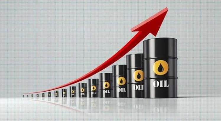Oil Prices Rise 2% After Houthi Attacks as Strait of Hormuz Reopening Uncertain