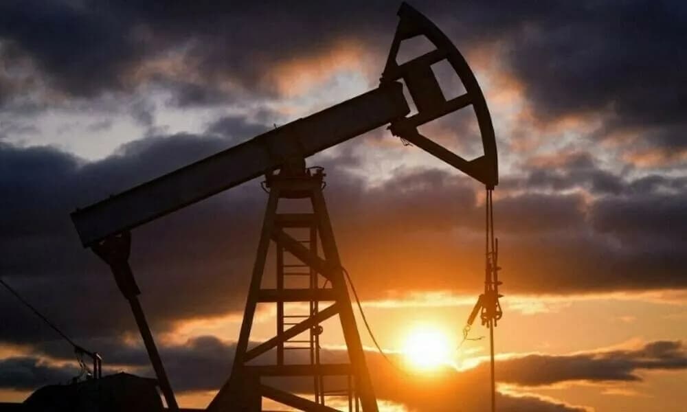 Oil Market Splits in Two as Supply Tightens and Ceasefire Hopes Hold Prices Down